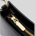 Détail de la fermeture éclair dorée avec finition premium du sac