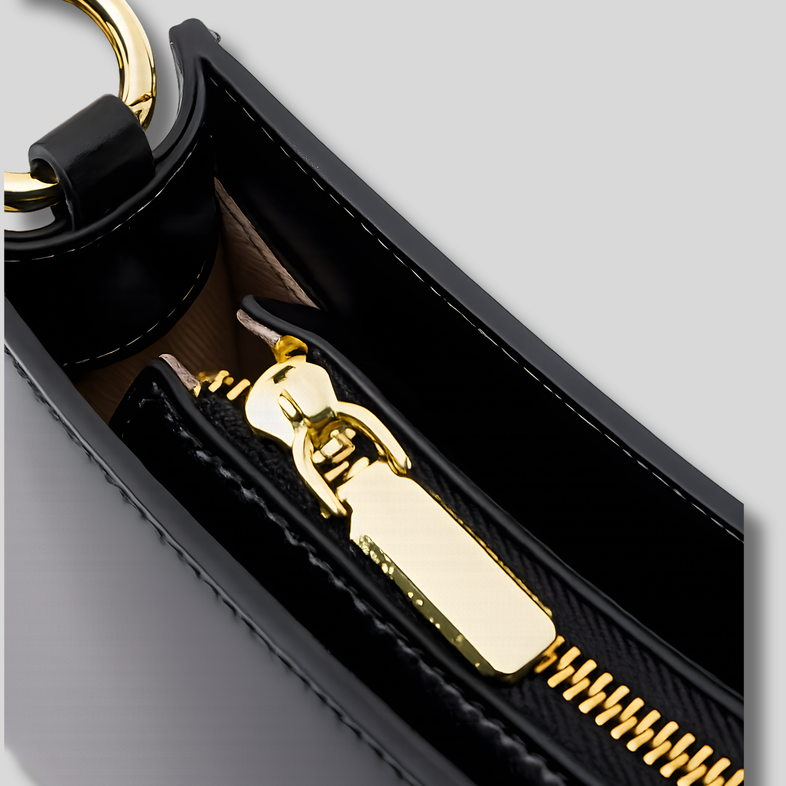 Détail de la fermeture éclair dorée avec finition premium du sac