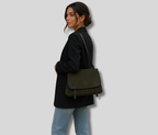 Femme portant le Sac Épaule Maëlle vert foncé à l’épaule