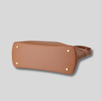 Base renforcée du Sac Cabas Valessia avec pieds métalliques dorés pour une meilleure protection.