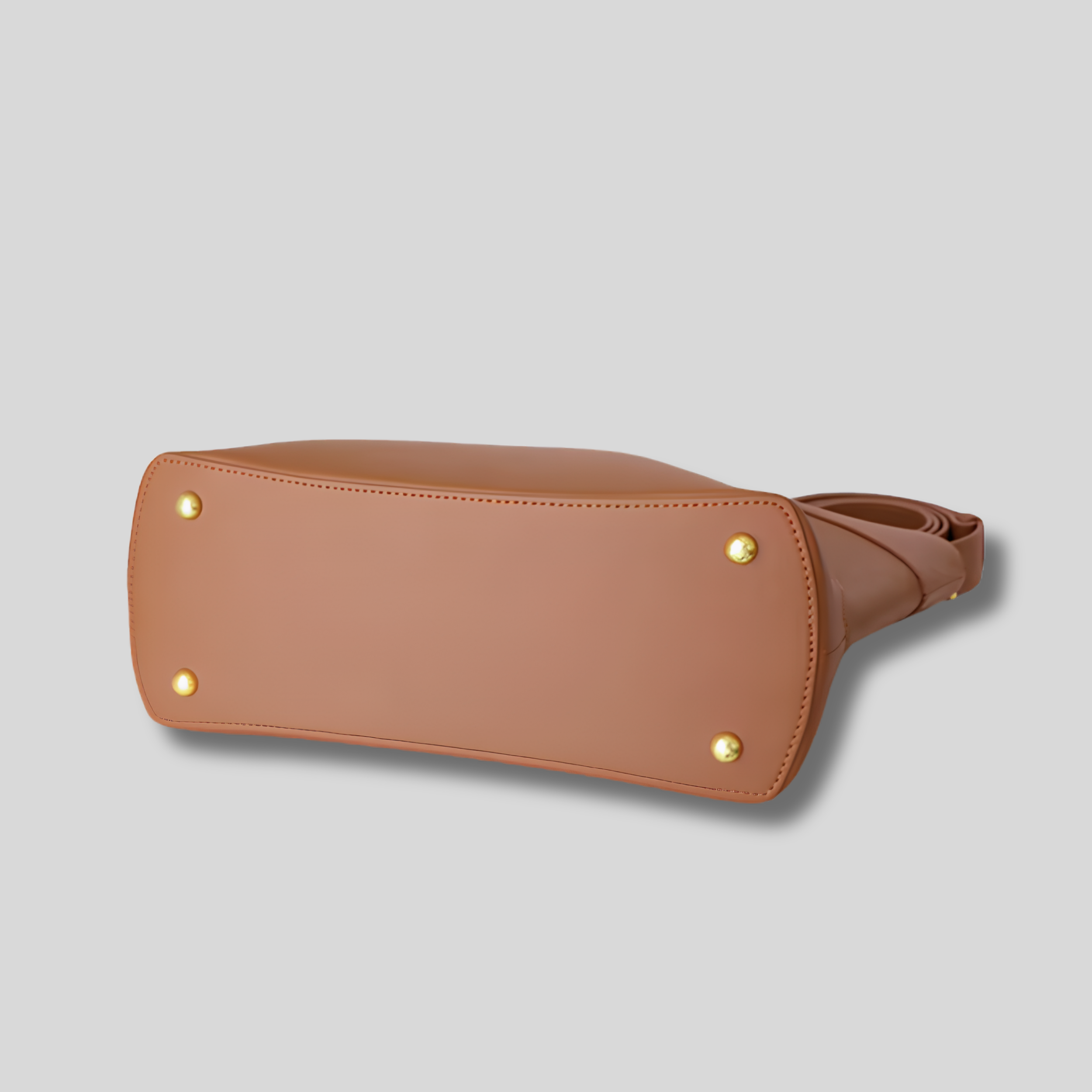 Base renforcée du Sac Cabas Valessia avec pieds métalliques dorés pour une meilleure protection.