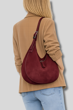 Sac Aveline bordeaux porté à l’épaule sur modèle – vue arrière
