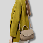 Sac Bandoulière Miréa en cuir véritable taupe porté en bandoulière