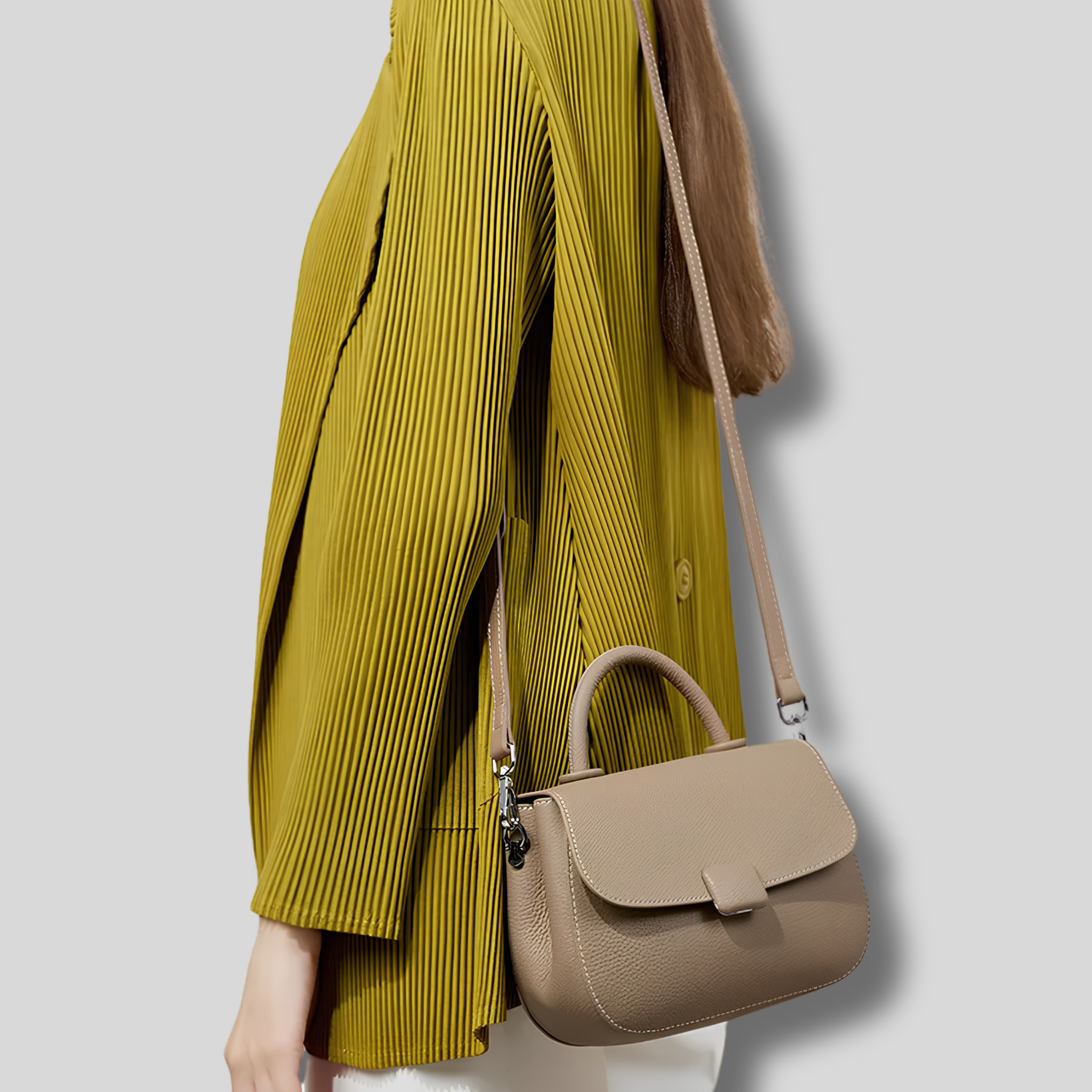 Sac Bandoulière Miréa en cuir véritable taupe porté en bandoulière