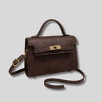 Sac bandoulière marron élégant vue de face avec poignée supérieure et fermoir doré