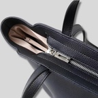 Fermeture zippée du sac cabas Évessia en cuir véritable