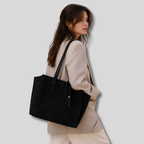 Sac Cabas Vaélis en suédine noire porté à l'épaule par un mannequin