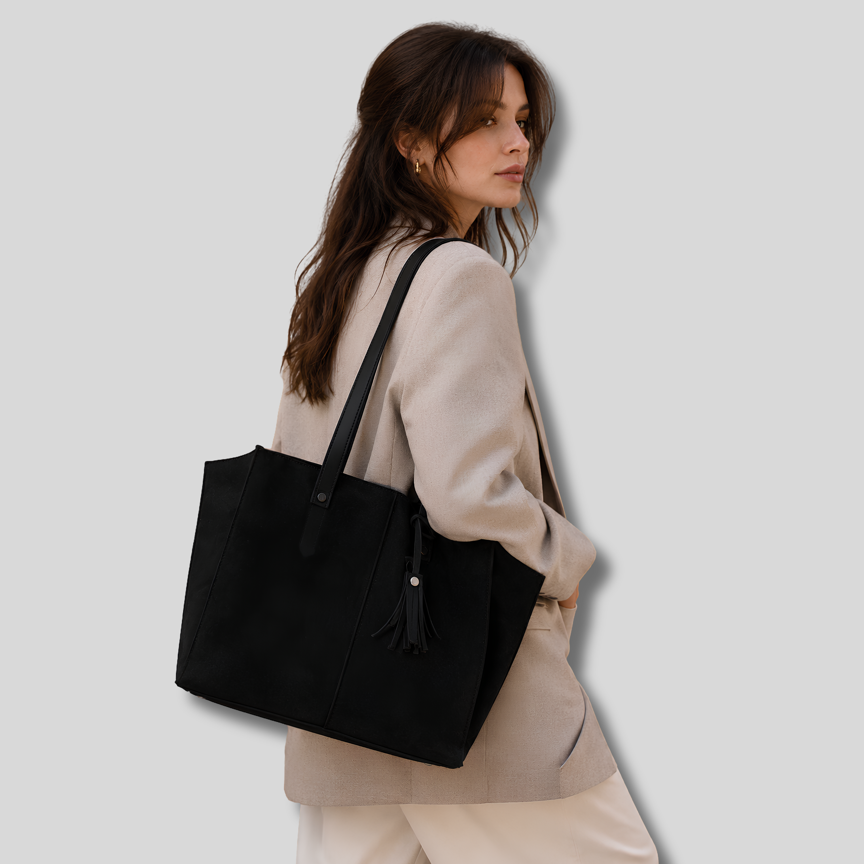 Sac Cabas Vaélis en suédine noire porté à l'épaule par un mannequin