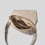 Intérieur du sac en cuir avec compartiments et poche zippée