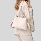 Sac Bandoulière Cuir Orélia blanc crème porté en bandoulière, vue arrière avec finitions dorées