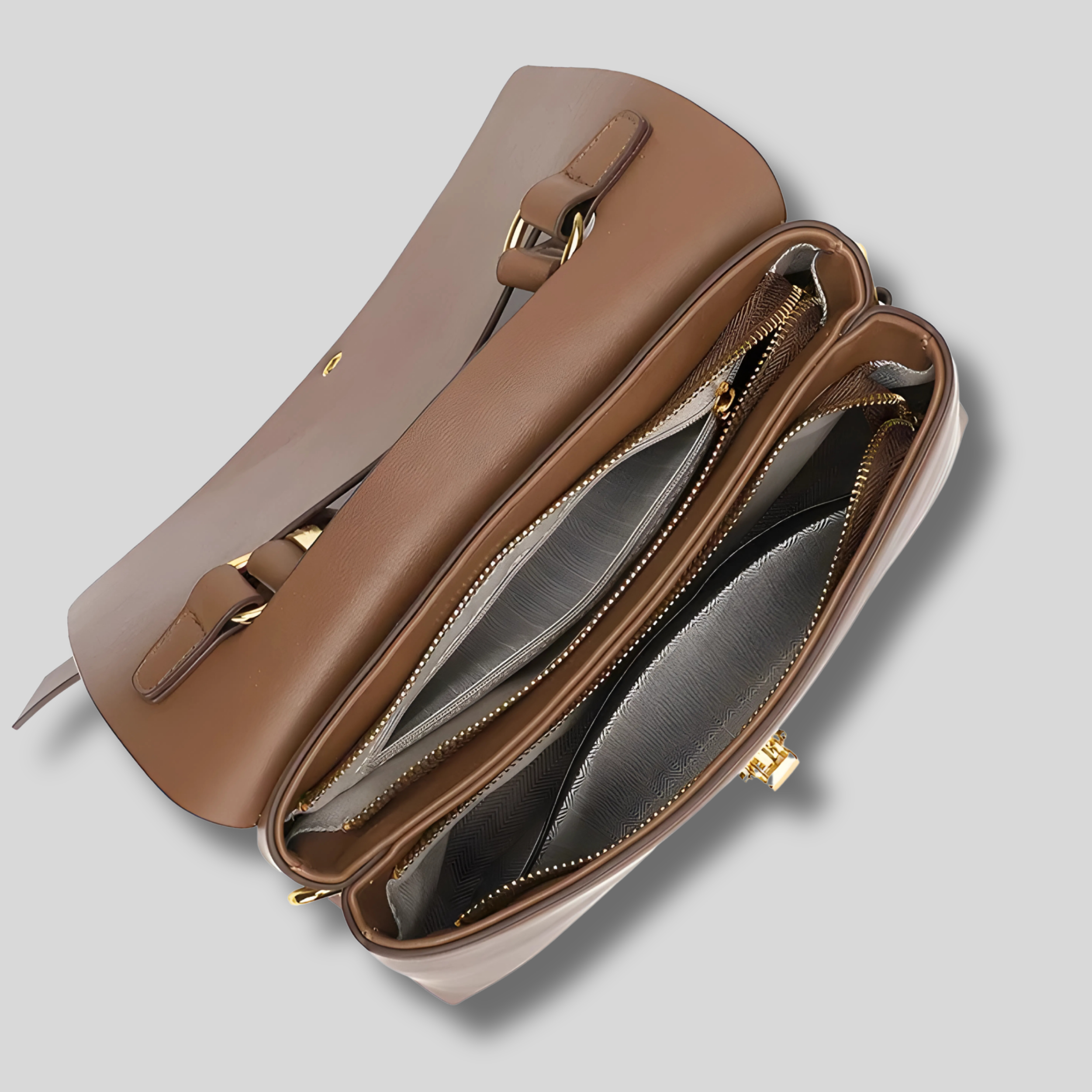 Intérieur du sac compartimenté avec poches zippées et doublure structurée.