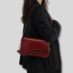 Sac bandoulière Soléna bordeaux porté à l’épaule – style chic quotidien