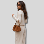 Modèle portant le Sac Épaule Suvéra camel à l'épaule