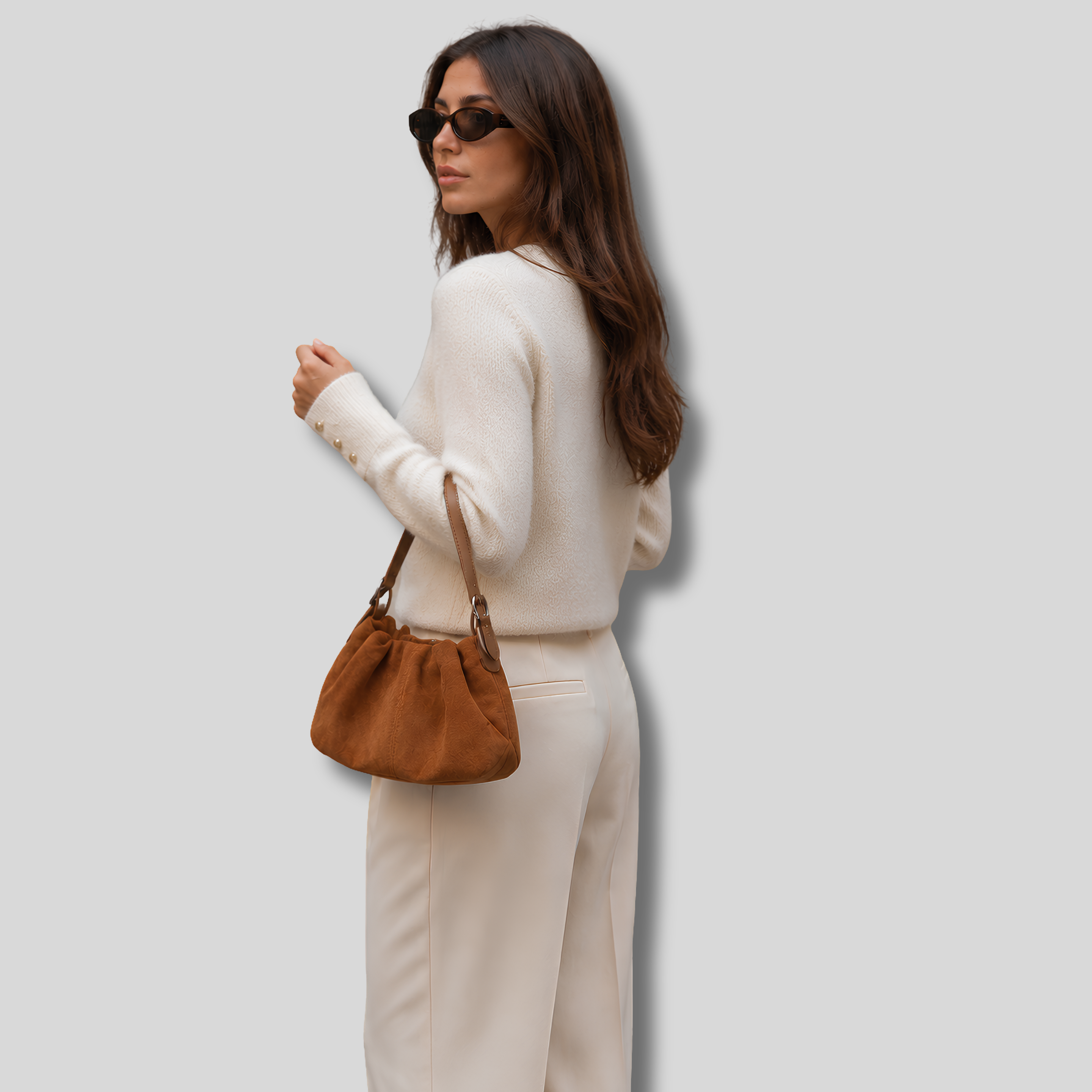 Modèle portant le Sac Épaule Suvéra camel à l'épaule