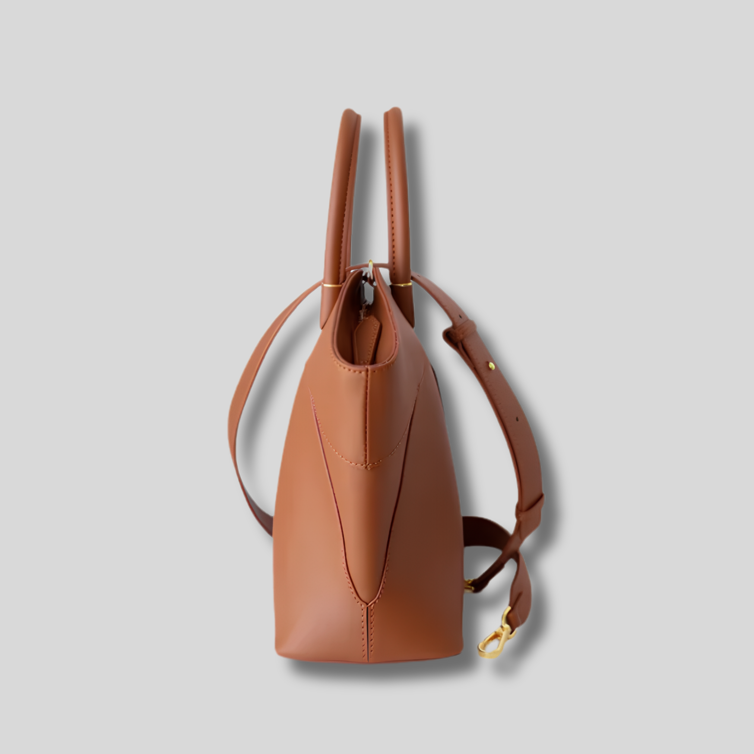 Vue latérale du Sac Cabas Valessia montrant sa structure élégante et sa profondeur généreuse.