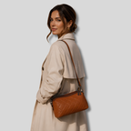 Femme portant le sac épaule matelassé camel en cuir véritable