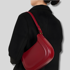 Sac épaule rouge porté à l’arrière – style moderne et féminin
