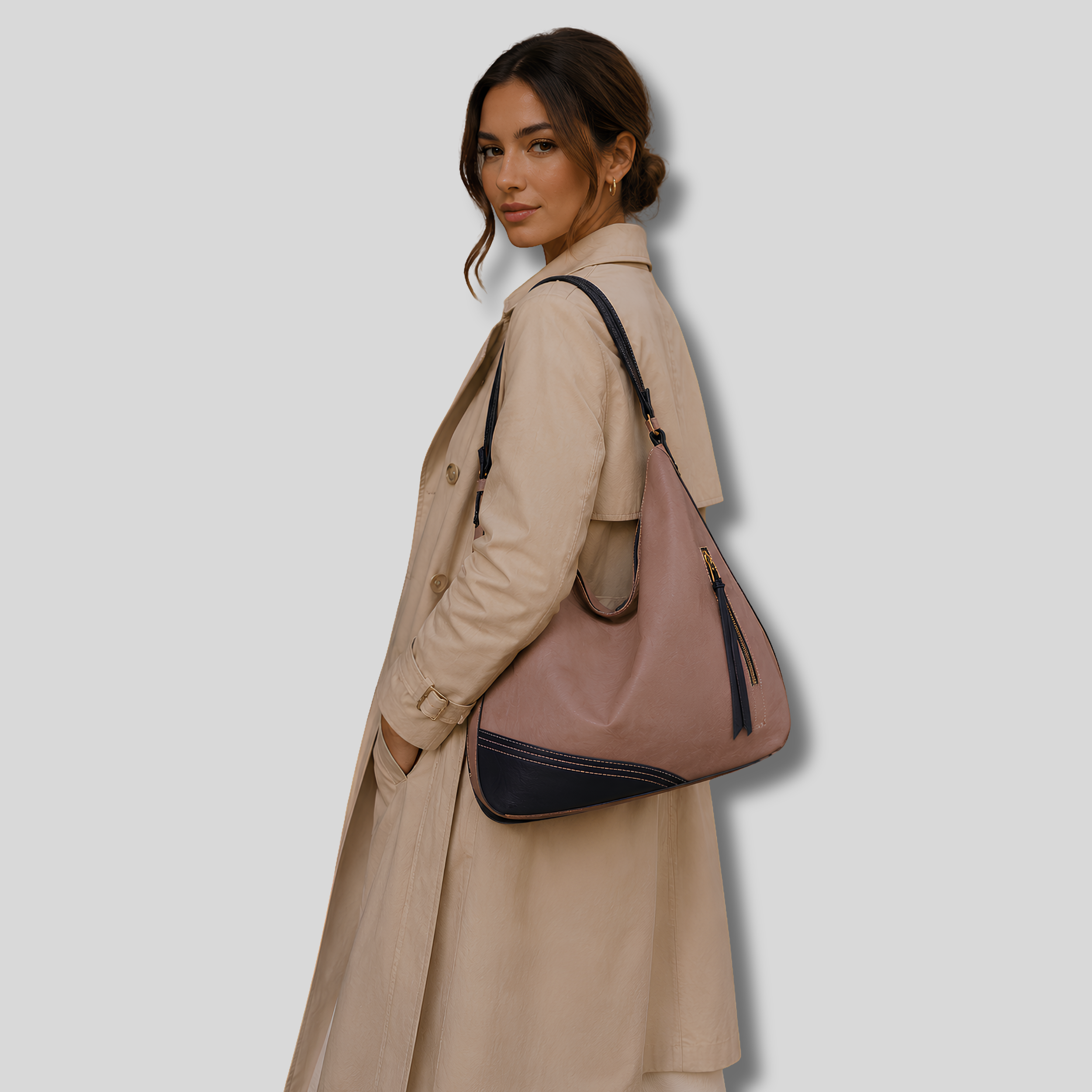 Femme portant le sac épaule rose poudré Maëlisse avec trench beige élégant