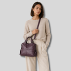 Femme portant sac cabas prune en bandoulière look élégant