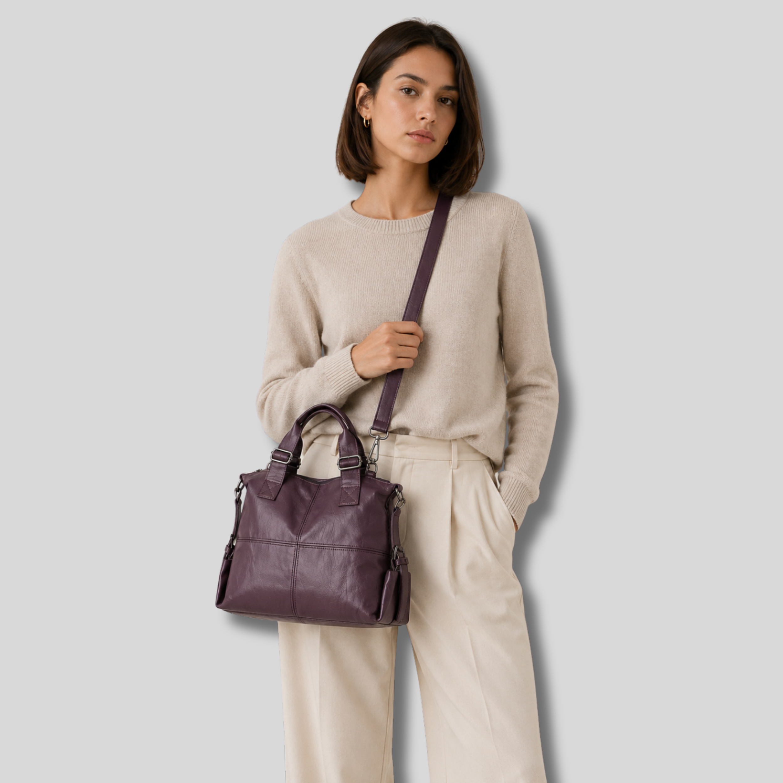 Femme portant sac cabas prune en bandoulière look élégant