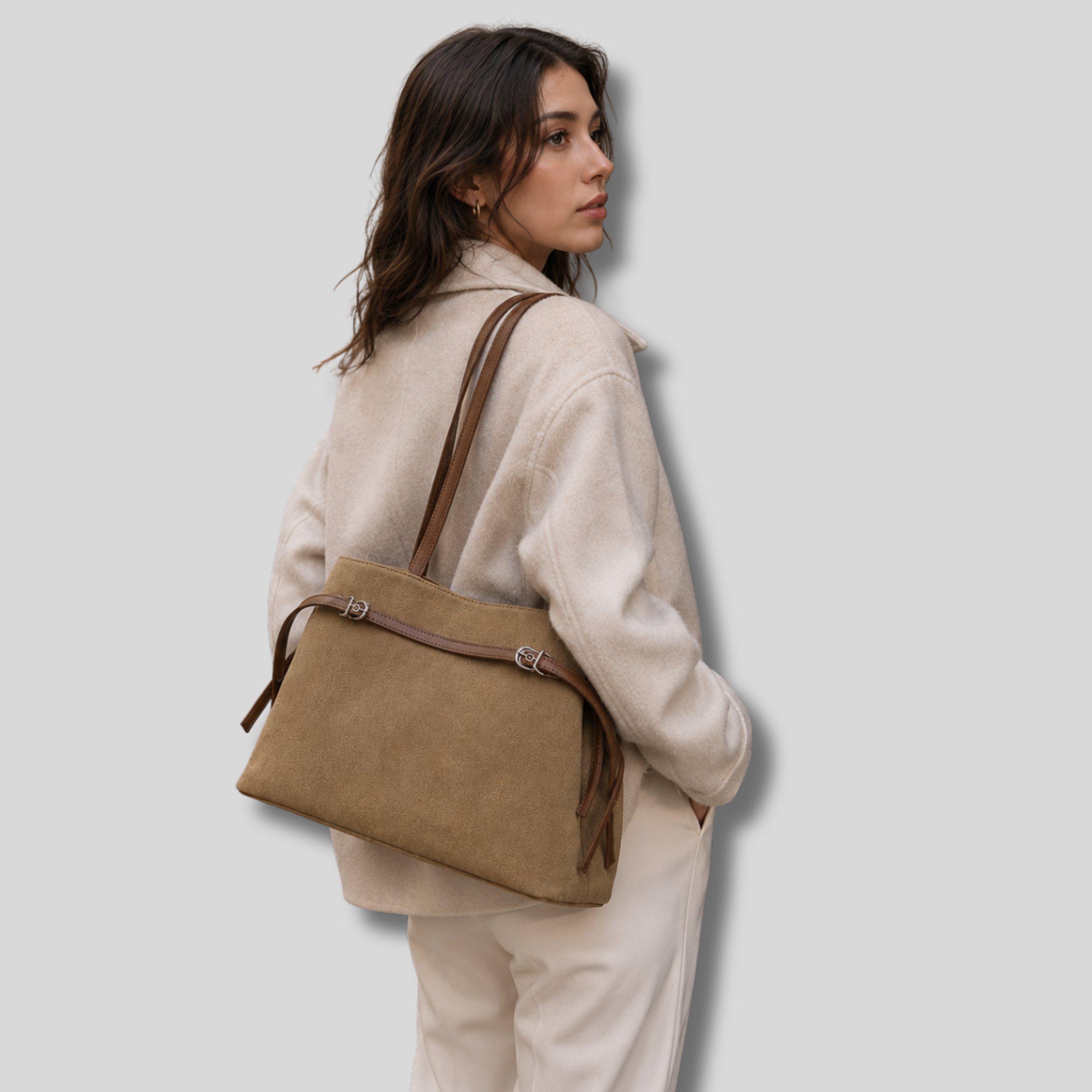 Sac Cabas Elvéra beige porté à l'épaule avec style chic et intemporel