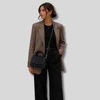 Sac Bandoulière Miréa en cuir véritable noir porté en bandoulière par un mannequin