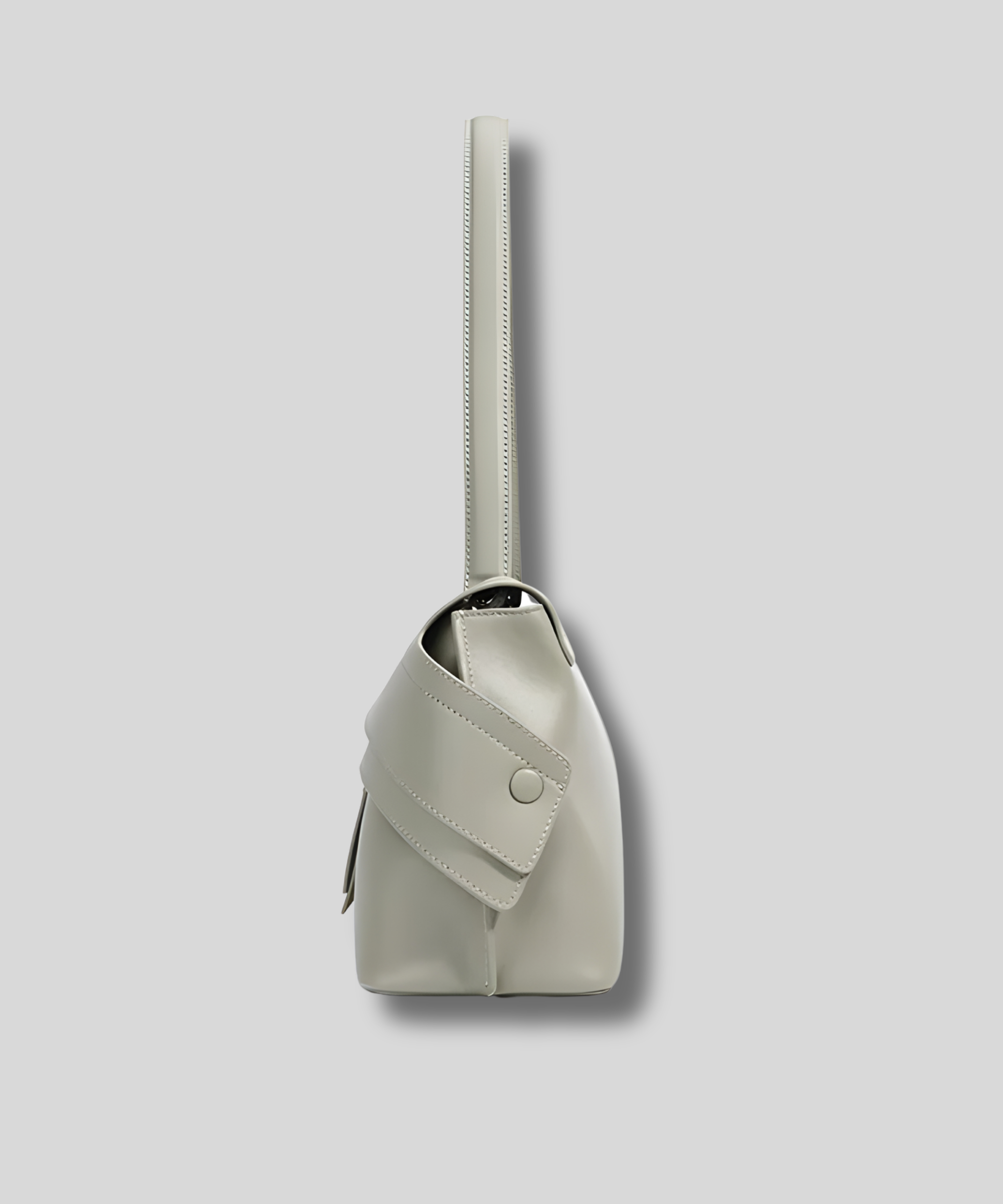 Sac bandoulière beige vu de côté avec structure compacte et détails raffinés