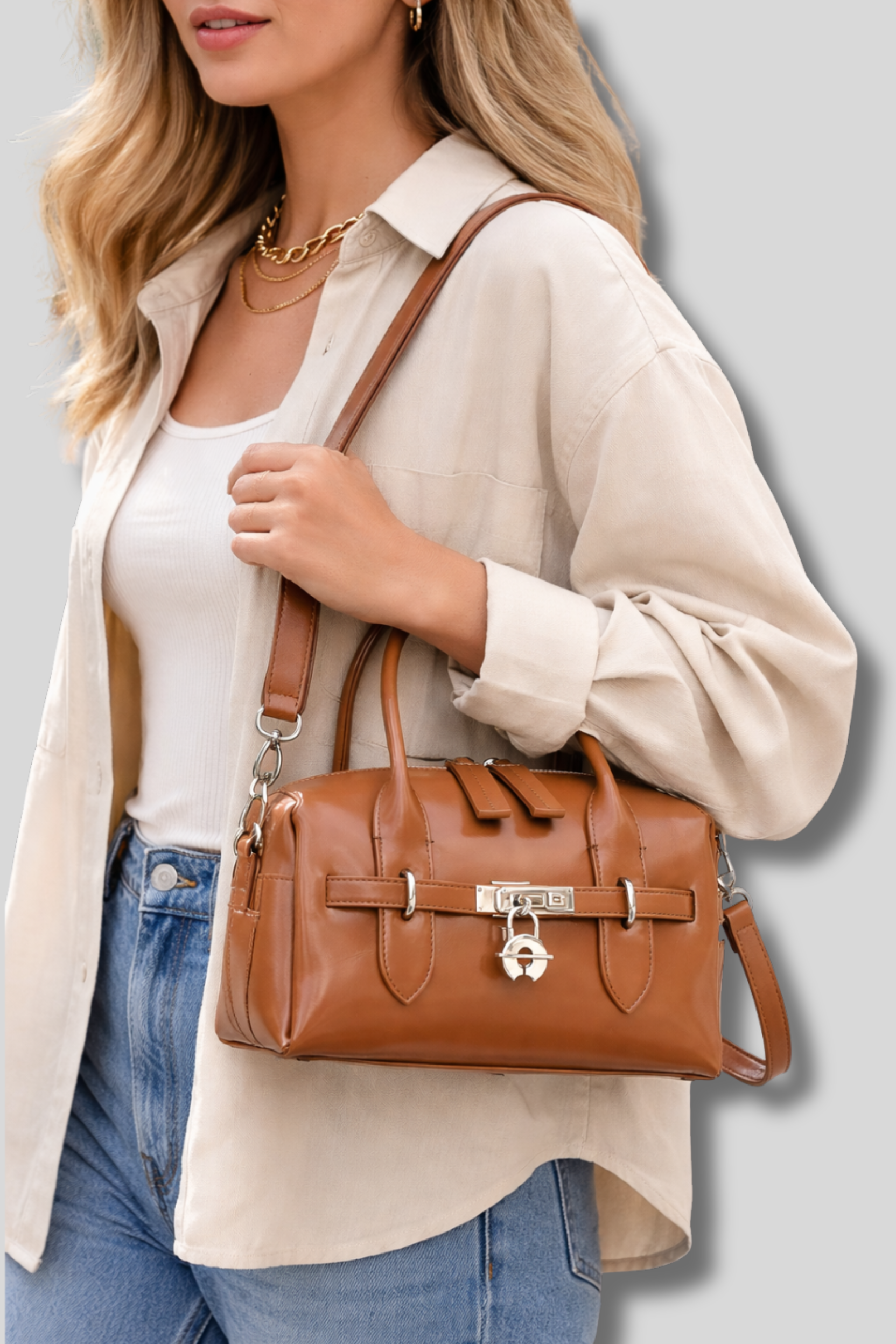 Sac bandoulière Arvielle porté épaule femme tenue casual camel