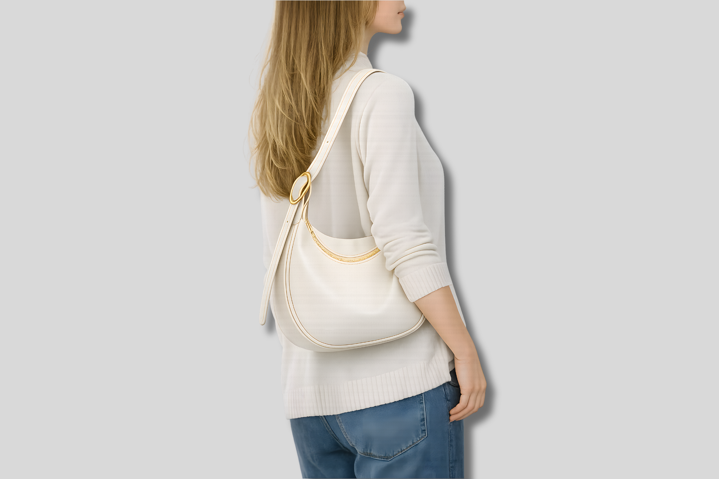 Sac épaule crème porté en bandoulière par modèle femme – silhouette moderne